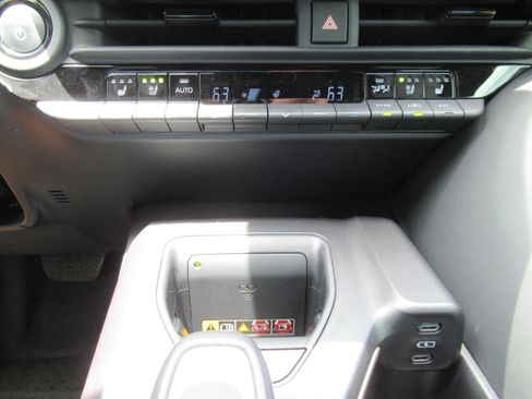 Used 2023 Toyota Crown AWD/4WD image 28
