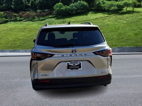 Used 2024 Toyota Sienna XLE image 7