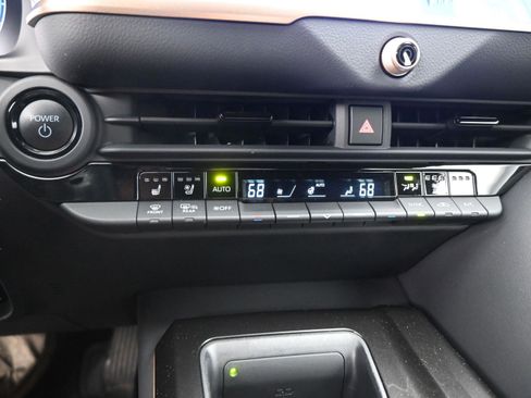 Certified 2025 Toyota Crown Signia image 30