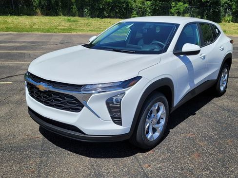 New 2026 Chevrolet Trax LS w/ LS Convenience Package FWD image 4
