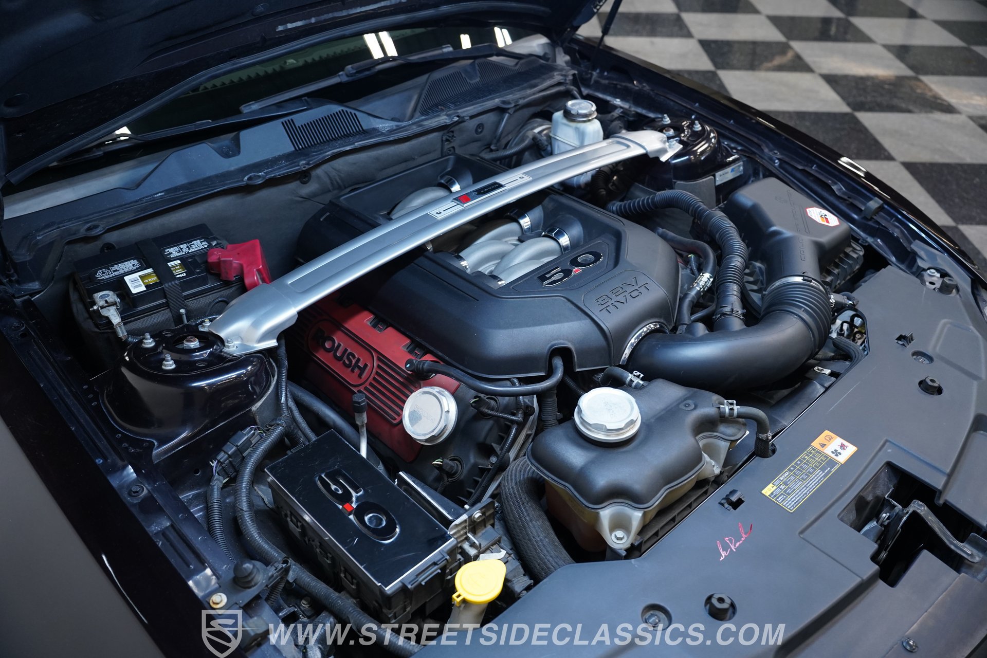 Used 2012 Ford Mustang GT Premium w/ HID Headlamps & Security Pkg RWD image 34