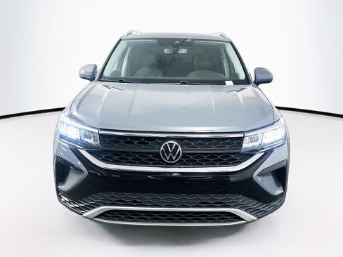 Used 2022 Volkswagen Taos SE w/ Panoramic Sunroof Package FWD image 2