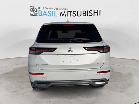 New 2026 Mitsubishi Outlander SE image 8