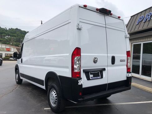 Used 2024 RAM ProMaster 2500 w/ Convenience Group FWD image 4