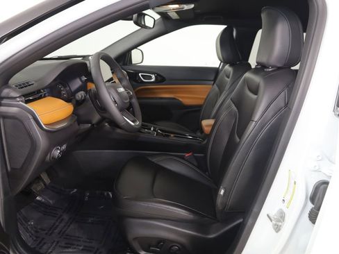 Used 2025 Jeep Compass Limited image 10