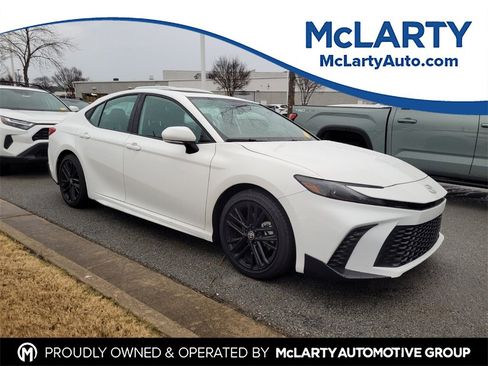 Used 2025 Toyota Camry SE image 1