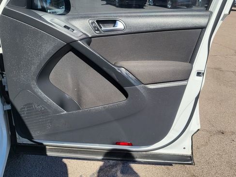 Used 2015 Volkswagen Tiguan S image 16