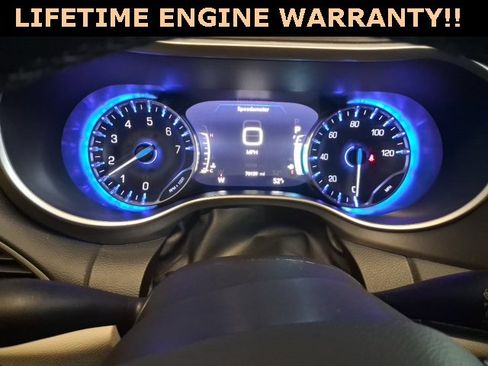 Used 2024 Chrysler Pacifica Touring-L image 10