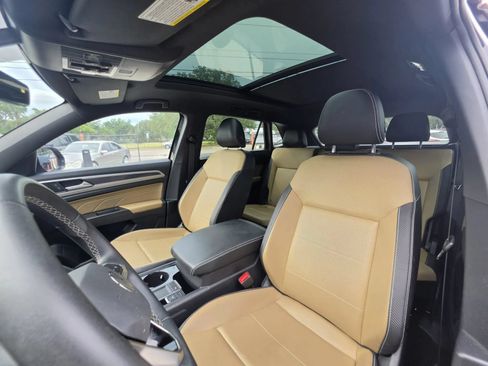 Used 2022 Volkswagen Atlas Cross Sport SE w/ Panoramic Sunroof Package FWD image 8