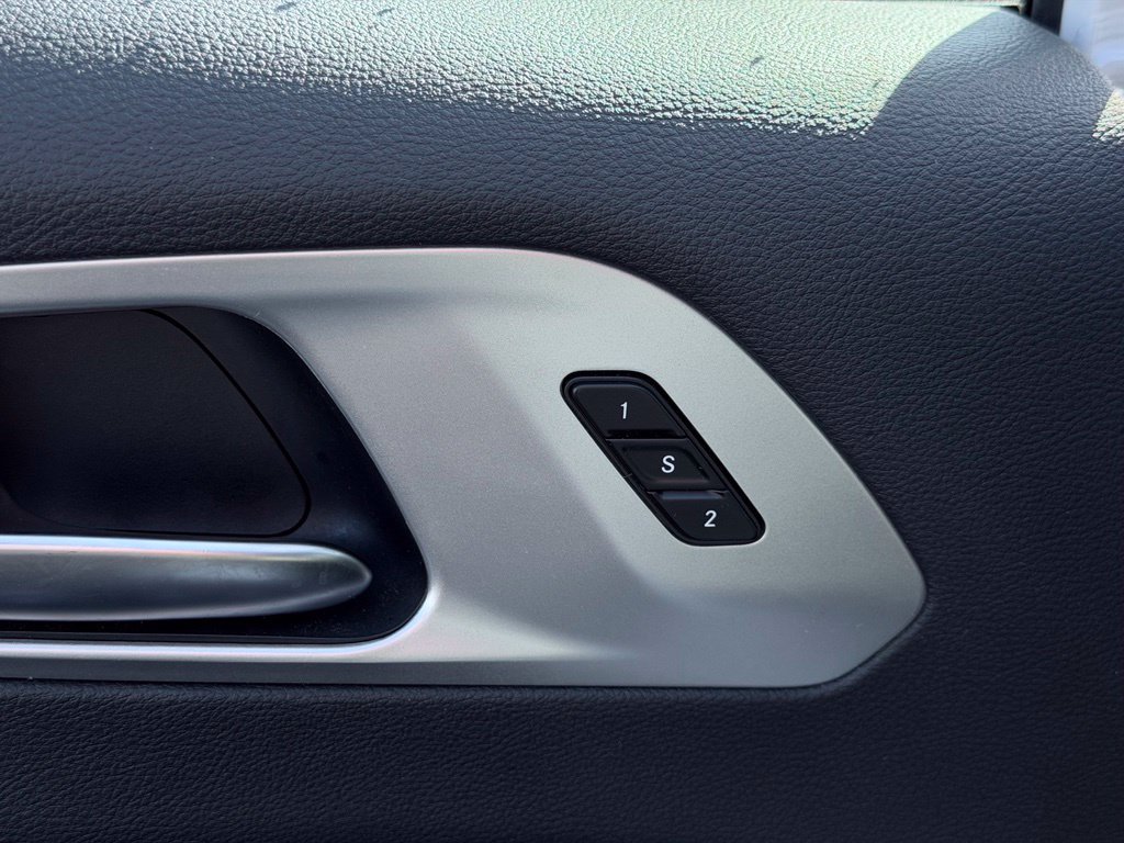 Certified 2025 Chrysler Pacifica Limited FWD image 17