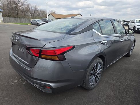 Used 2025 Nissan Altima 2.5 SV image 2