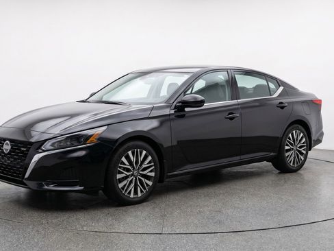 Used 2025 Nissan Altima 2.5 SV image 3
