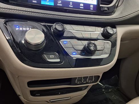 Used 2021 Chrysler Pacifica Touring-L w/ Uconnect Theater Family Group image 24