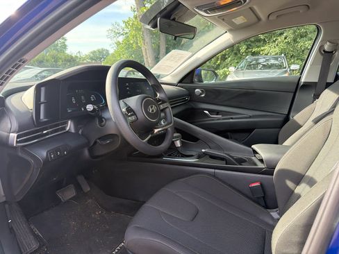 Used 2025 Hyundai Elantra SE FWD image 5