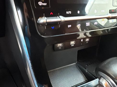 Used 2023 Kia Carnival SX image 19