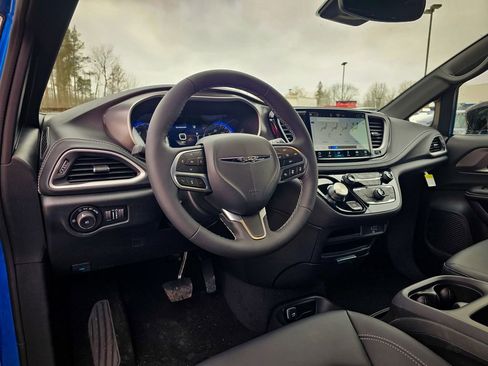 New 2026 Chrysler Pacifica Select image 13