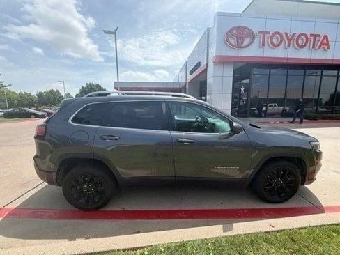 Used 2019 Jeep Cherokee Latitude Plus w/ Comfort/Convenience Group FWD image 2