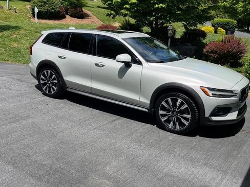 Used 2020 Volvo V60 T5 Cross Country AWD/4WD image 1