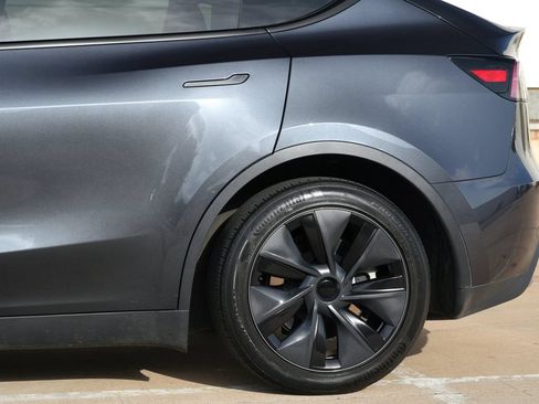 Used 2025 Tesla Model Y Long Range RWD image 27