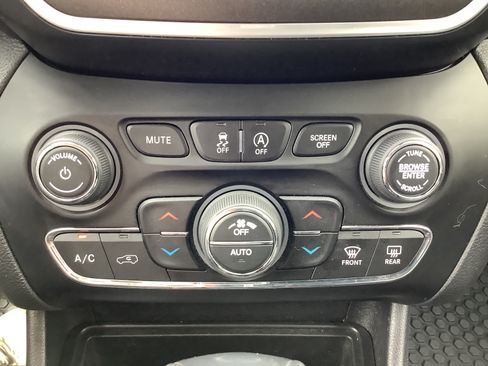 Used 2019 Jeep Cherokee Trailhawk AWD/4WD image 17