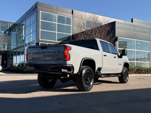 Used 2024 Chevrolet Silverado 2500 ZR2 w/ Technology Package image 3