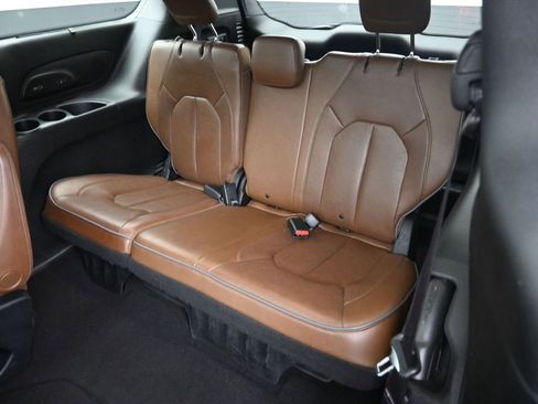 Used 2017 Chrysler Pacifica Limited FWD image 14