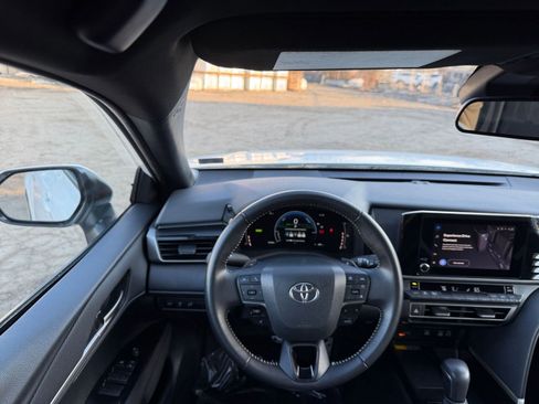 Used 2025 Toyota Camry SE image 34