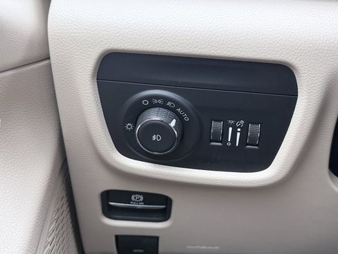 Used 2024 Jeep Grand Cherokee Limited w/ Luxury Tech Group II image 11