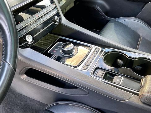 Used 2017 Jaguar F-PACE Prestige image 18