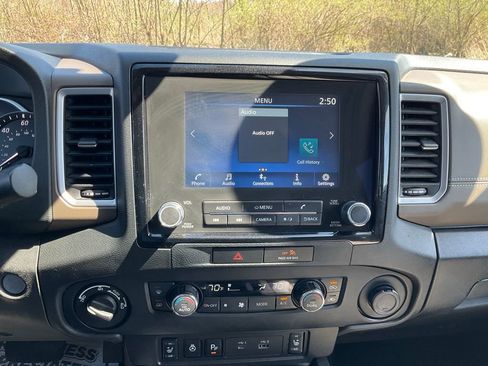 Used 2022 Nissan Frontier SV AWD/4WD image 3