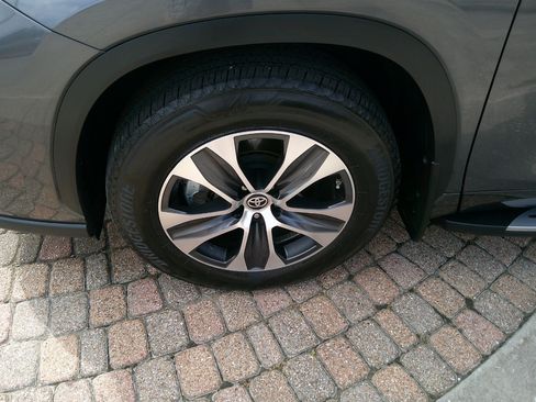 Used 2024 Toyota Highlander XLE image 7