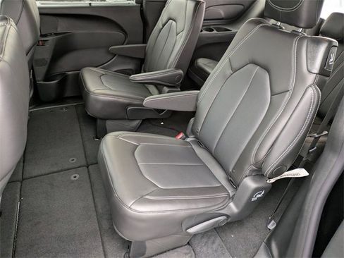 New 2026 Chrysler Pacifica Select image 24