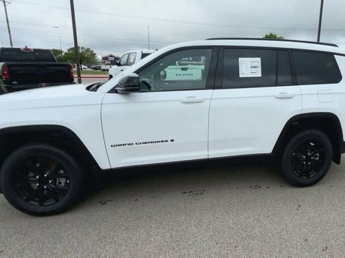 New 2025 Jeep Grand Cherokee L Altitude image 5