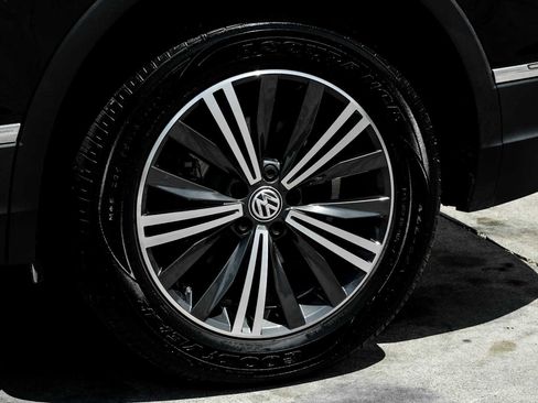Used 2018 Volkswagen Tiguan SE AWD/4WD image 53