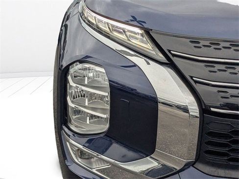 Used 2024 Mitsubishi Outlander SE image 17