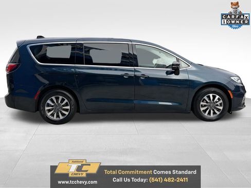 Used 2024 Chrysler Pacifica Select image 6