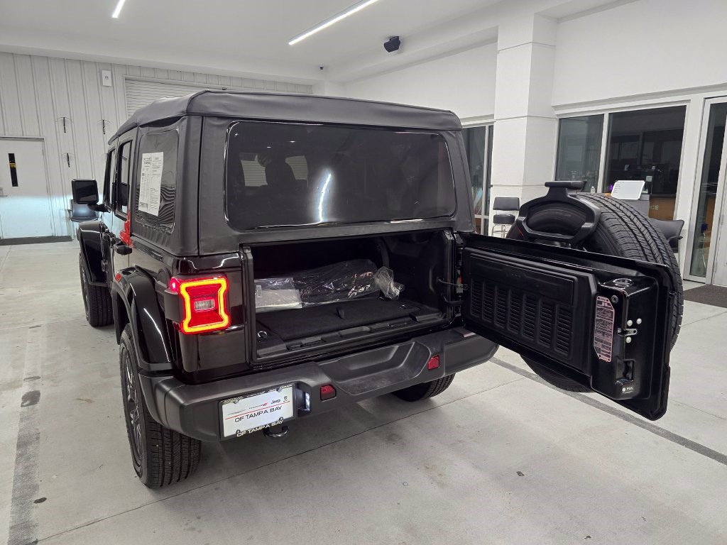 Used 2026 Jeep Wrangler Unlimited Sahara AWD/4WD image 35