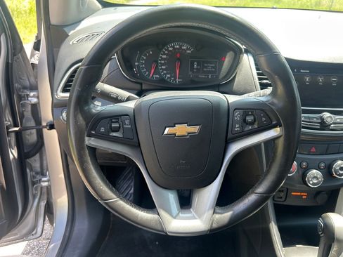 Used 2018 Chevrolet Trax LT w/ LT Convenience Package FWD image 9
