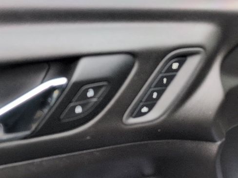 Used 2022 GMC Acadia SLT w/ Elevation Edition image 11