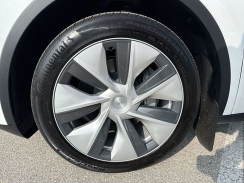 Used 2024 Tesla Model Y 2WD image 19