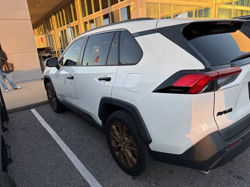 Used 2020 Toyota RAV4 XLE Premium image 5