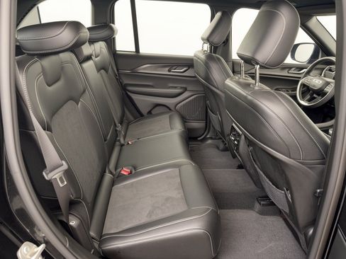 Used 2023 Jeep Grand Cherokee Altitude RWD image 29