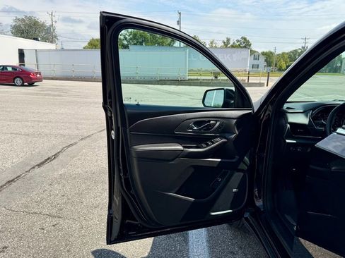 Used 2023 Chevrolet Traverse Premier image 12