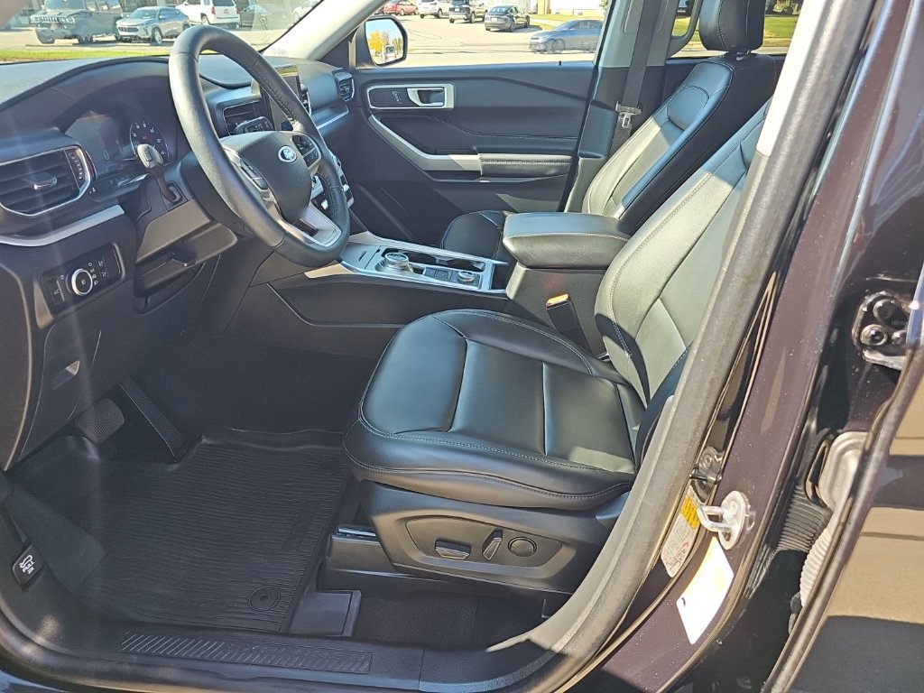 Used 2024 Ford Explorer XLT w/ Equipment Group 202A AWD/4WD image 15