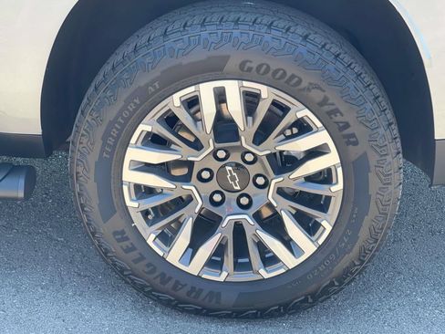 Used 2025 Chevrolet Suburban Z71 AWD/4WD image 17