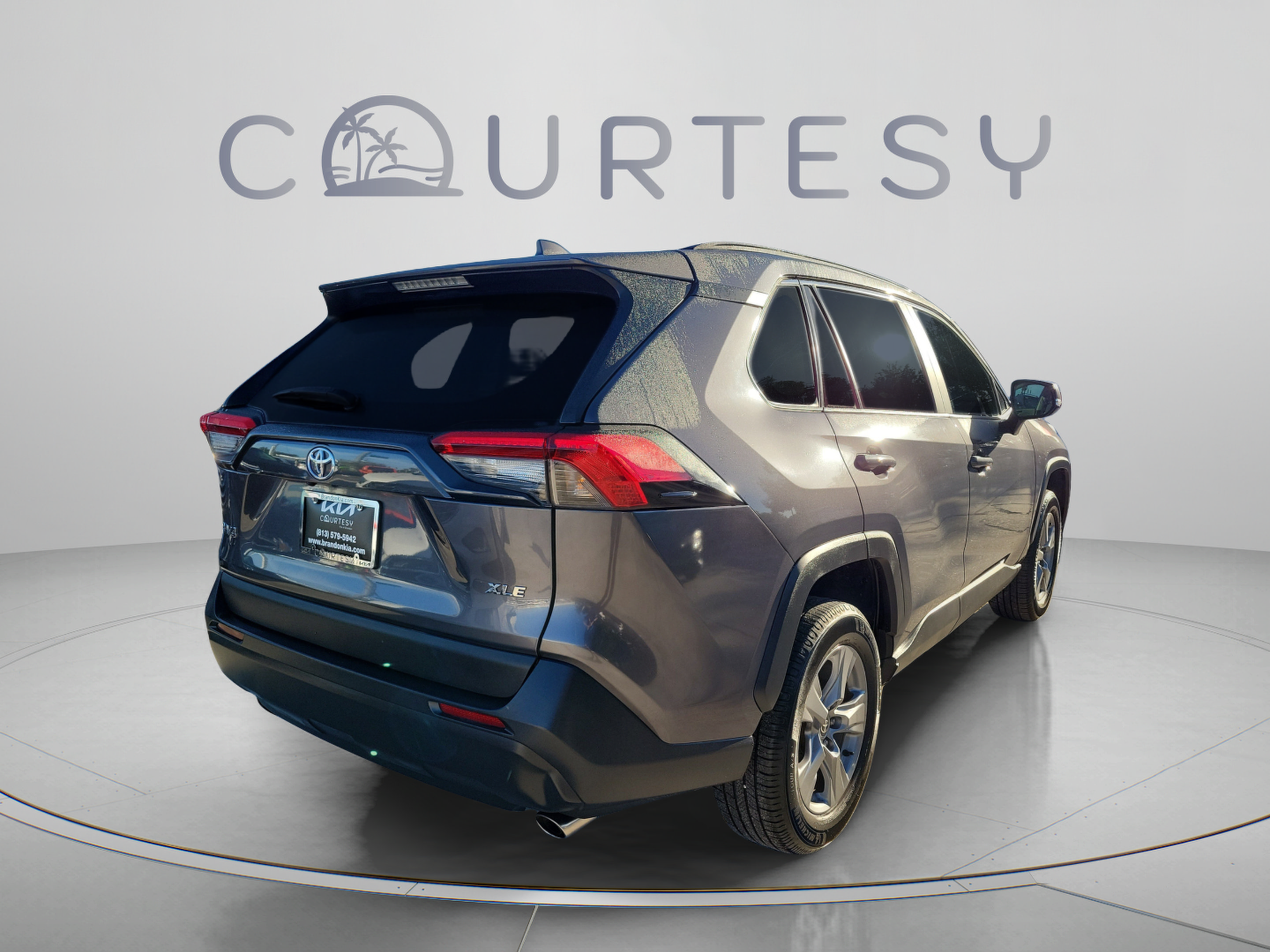 Used 2022 Toyota RAV4 XLE w/ Convenience Package FWD image 3