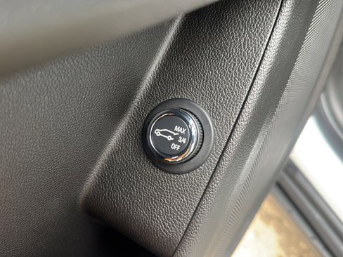 Used 2023 Chevrolet Traverse LT image 17