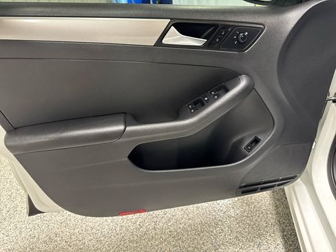 Used 2017 Volkswagen Jetta SE FWD image 14