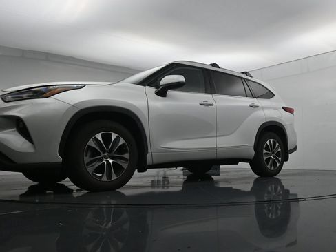 Used 2022 Toyota Highlander XLE AWD/4WD image 20