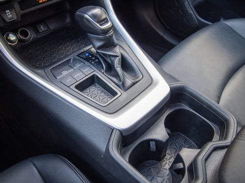 Used 2020 Toyota RAV4 XLE Premium FWD image 30